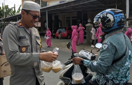 Polsek Lampihong Berbagi 300 Takjil Berbuka