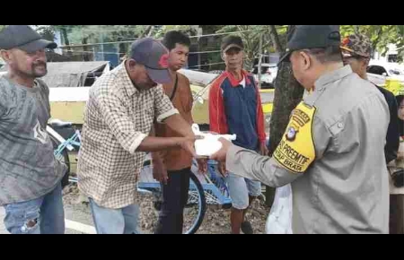 Polres Kotabaru Berbagi Takjil Sambil Ingatkan Kamtibmas