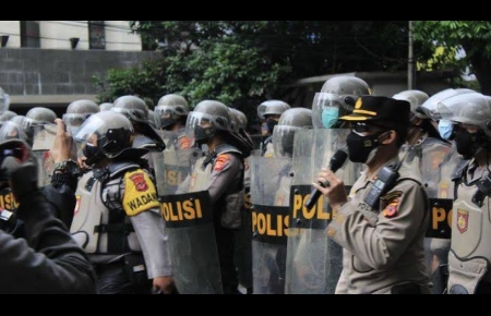 Jakarta – Aktivis Corong Rakyat Hasan menyoroti langkah pengamanan Polri saat demo ricuh menolak pengesahan revisi UU Pilkada dan kawal putusan MK