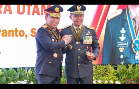 Kapolri Anugerahkan Bintang Bhayangkara Utama ke Panglima TNI 