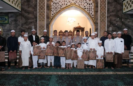 Jum'at Berkah, Kapolda Kalsel Bagikan Santunan kepada Anak-Anak Panti Asuhan