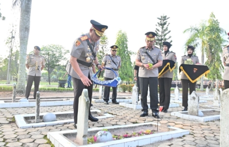 Sambut hari Bhayangkara ke 79  Polda Kalsel gelar ziarah dan tabur bunga ke taman makam pahlawan