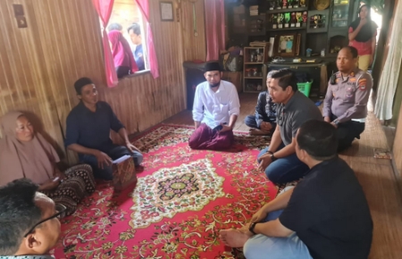 Polda Kalsel Berikan Santunan kepada Keluarga Korban Kecelakaan di Jalan A. Yani KM 21