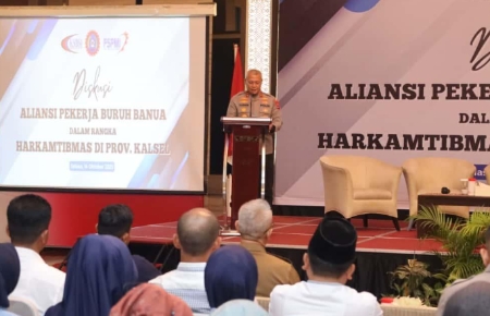 Kapolda Kalsel Irjen Pol Rosyanto Yudha Hermawan saat memberikan sambutan dalam Diskusi Aliansi Pekerja Buruh Banua terkait Harkamtibmas di Banjarmasin, Selasa (14/10/2025).