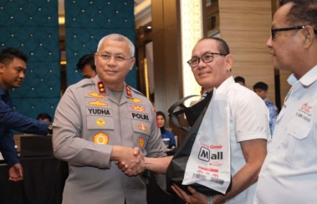 Kapolda Kalsel Serahkan Paket Sembako Kepada Aliansi Pekerja Buruh Banua